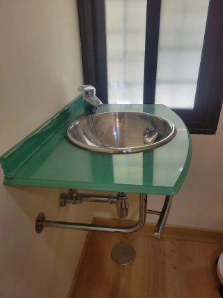 Lavabo de cristal y acero inoxidable