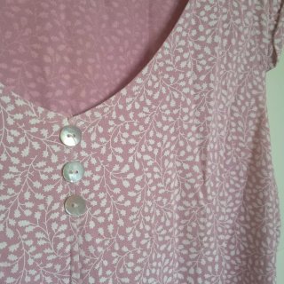 Vestido de verano rosa con estampado