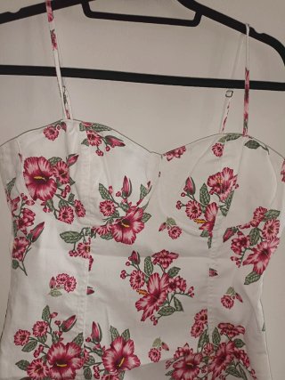 Vestido vaquero floral blanco con flores rojas