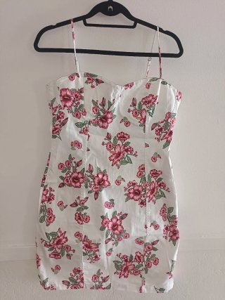 Vestido vaquero floral blanco con flores rojas