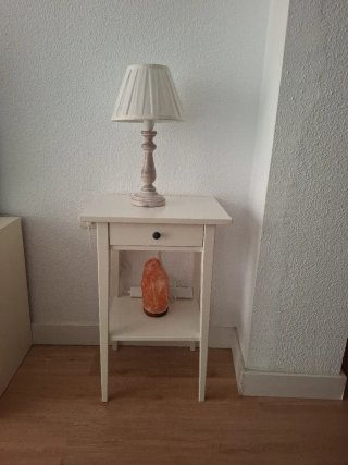 Mesita de noche de madera