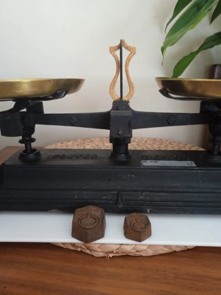 Balanza bascula antigua y 2 pesas  hierro fundido