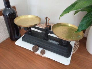 Balanza bascula antigua y 2 pesas  hierro fundido