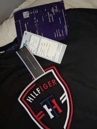 Camiseta Tommy Hilfiger Negra con Escudo