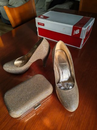 Zapatos de tacón dorados marca la Halle, y bolsito
