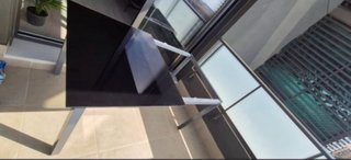 Mesa de terraza metálica gris con cristales negros