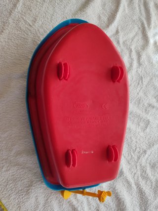 Barco de juguete azul y rojo