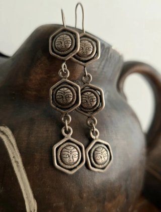 Pendientes largos con diseño de rostro