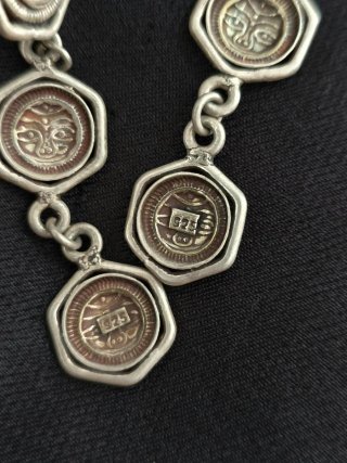 Pendientes largos con diseño de rostro