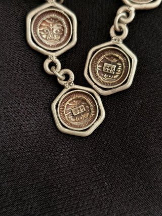 Pendientes largos con diseño de rostro