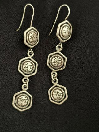 Pendientes largos con diseño de rostro