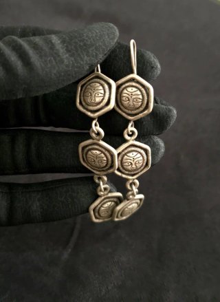 Pendientes largos con diseño de rostro