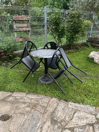 Tavolo da giardino rotondo con tre sedie