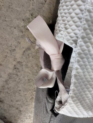 Cubrecapazo gris con lazo rosa