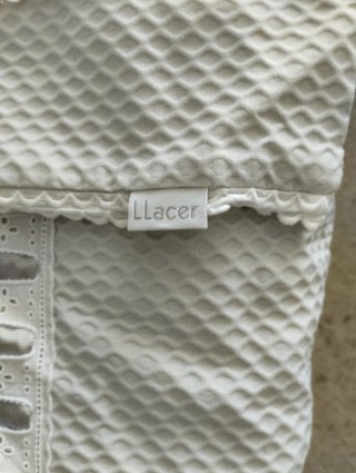 Cubrecapazo gris con lazo rosa