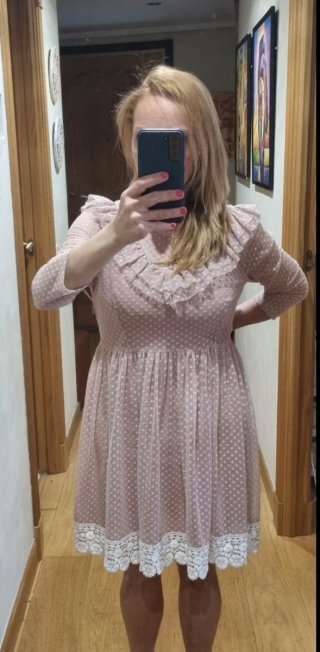 Vestido rosa con volantes y encaje de plumeti.