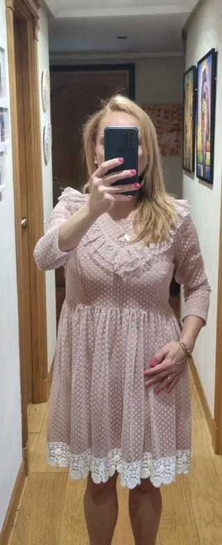 Vestido rosa con volantes y encaje de plumeti.