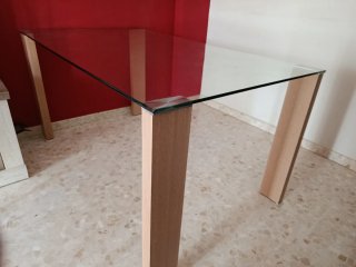Mesa de cristal con patas de aluminio