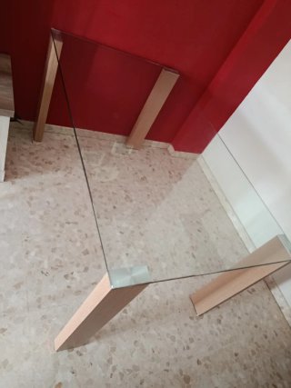 Mesa de cristal con patas de aluminio