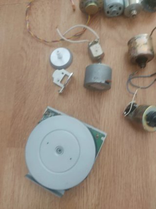 Lote motores DC y despieces radiocasetes