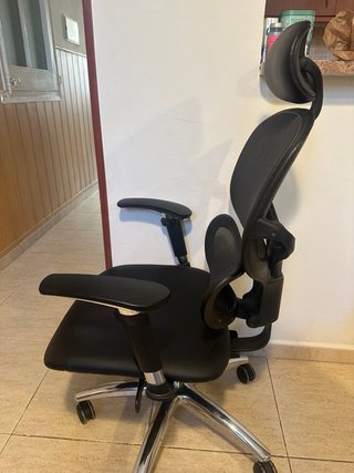 Silla de oficina ergonómica negra
