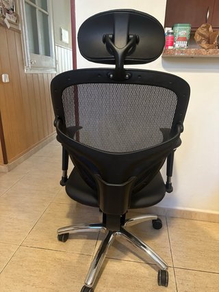 Silla de oficina ergonómica negra