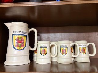Set di brocche e bicchieri in ceramica per birra