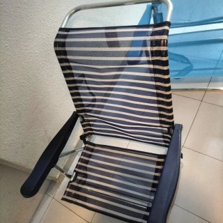 Silla de playa azul y rayas,
