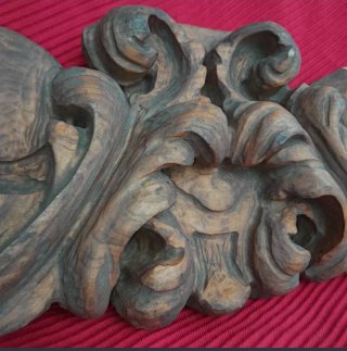 Talla de madera antigua decorativa