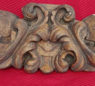 Talla de madera antigua decorativa