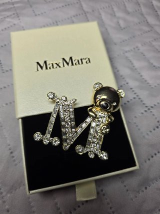 Broche Max Mara Oso y Letra M