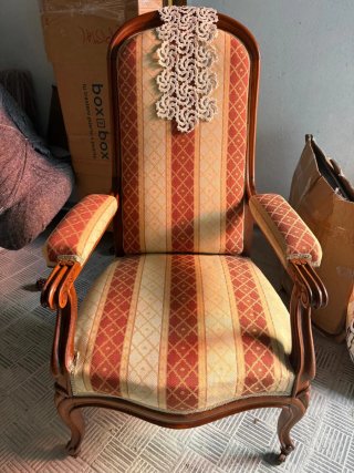 Sillón de madera y tela