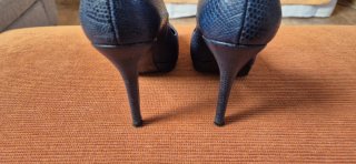 Zapatos de tacón azul efecto piel de serpiente