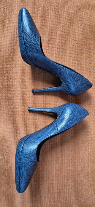 Zapatos de tacón azul efecto piel de serpiente