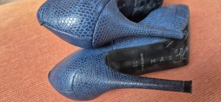 Zapatos de tacón azul efecto piel de serpiente