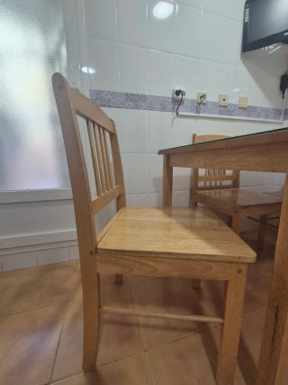 Juego de 4 sillas de madera (no incluye la mesa)