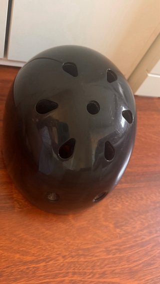 Casco infantil negro con logo rojo