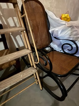 Mecedora de mimbre y madera