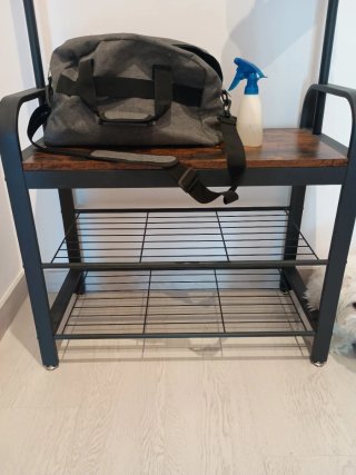 Perchero con estanterías de metal y madera