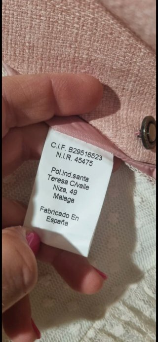 Chaqueta torera rosa. Botones dorados.