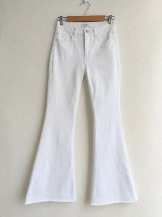 Pantalón vaquero blanco tiro alto acampanado