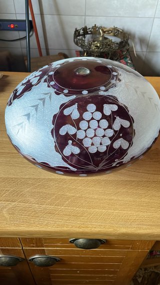 Lámpara de techo morada con detalles dorados