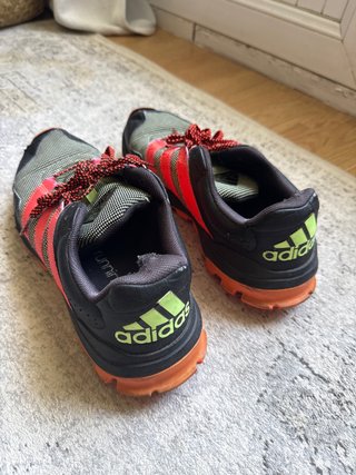 Deportivas Adidas Negras y Naranjas