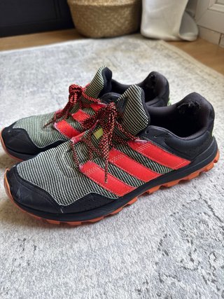 Deportivas Adidas Negras y Naranjas