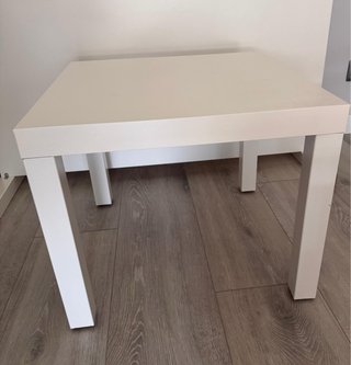 Mesilla blanca de madera y plástico