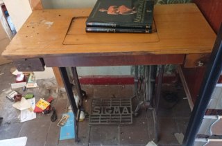Mesa de Máquina de Coser Sigma Antigua
