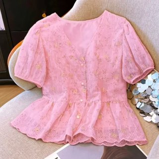Camisa rosa con encaje y volante