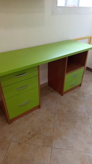 Escritorio modular verde y madera