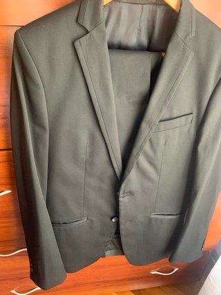 Traje negro talla 40 Regalo. Camisa blanca .
