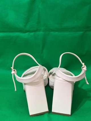 Sandalias tacón Stradivarius blancas